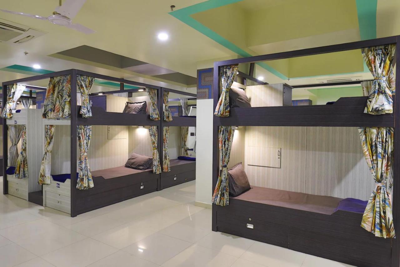 In & Out Dormitory Ahmedabad Exterior foto