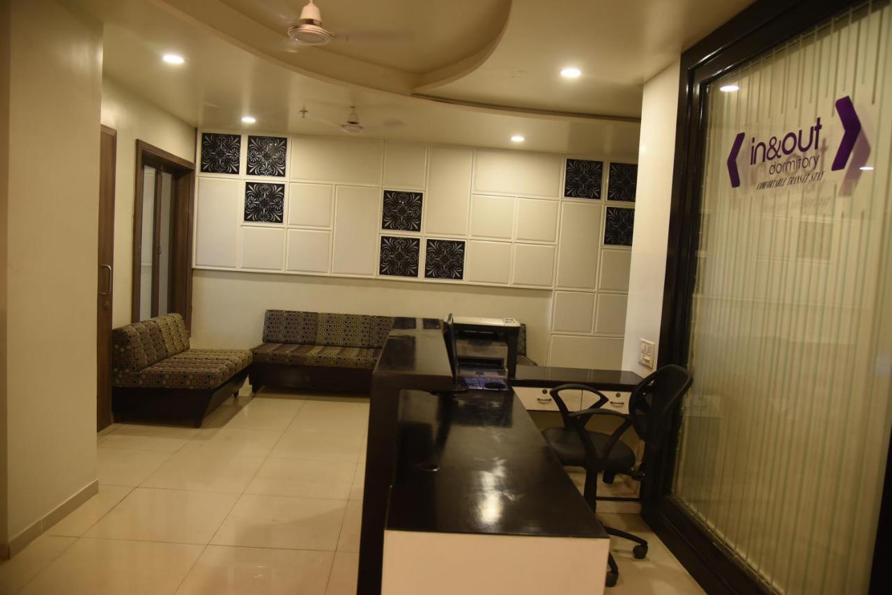 In & Out Dormitory Ahmedabad Exterior foto