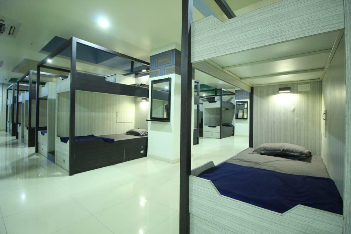 In & Out Dormitory Ahmedabad Exterior foto